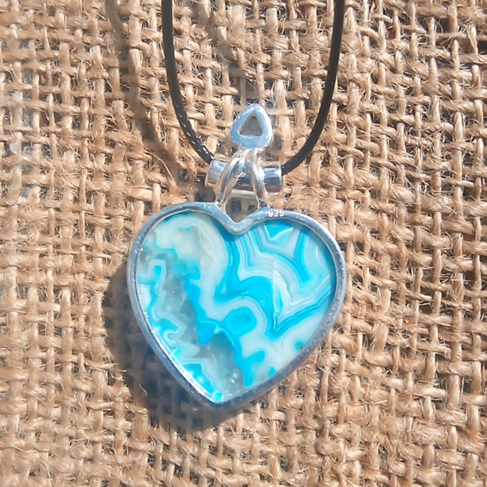 Hand Crafted Blue and White Heart Agate Pendant Necklace - Picture 2 of 4